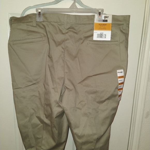 NWT Wrangler Riata Flat Front Relaxed Fit Chino Pants 42X30. - Picture 5 of 9
